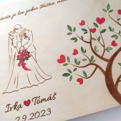 Detail dreveného svadobného albumu.