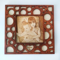 Gravírovaná fotka na dreve s ručne maľovaným hnedým orámovaním v tvare kruhov, v dolnej časti výrez srdca s vlastným gravírovaným dvojslovným textom. Gravírovaná fotka na dreve s ručne maľovaným hnedým orámovaním v tvare kruhov, v dolnej časti výrez srdca s vlastným gravírovaným dvojslovným textom.