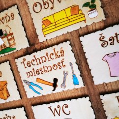 Detail viacerých drevených tabuliek na dvere pre ostatné miestnosti.