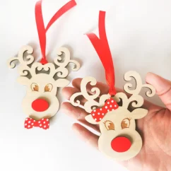 Drevené ozdoby na stromček vianočné soby s čevenými mašľami.