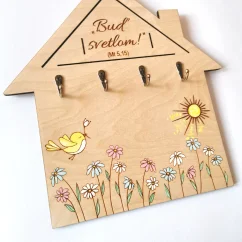 Drevený vešiak na kľúče v tvare domčeku s vlastným textom.