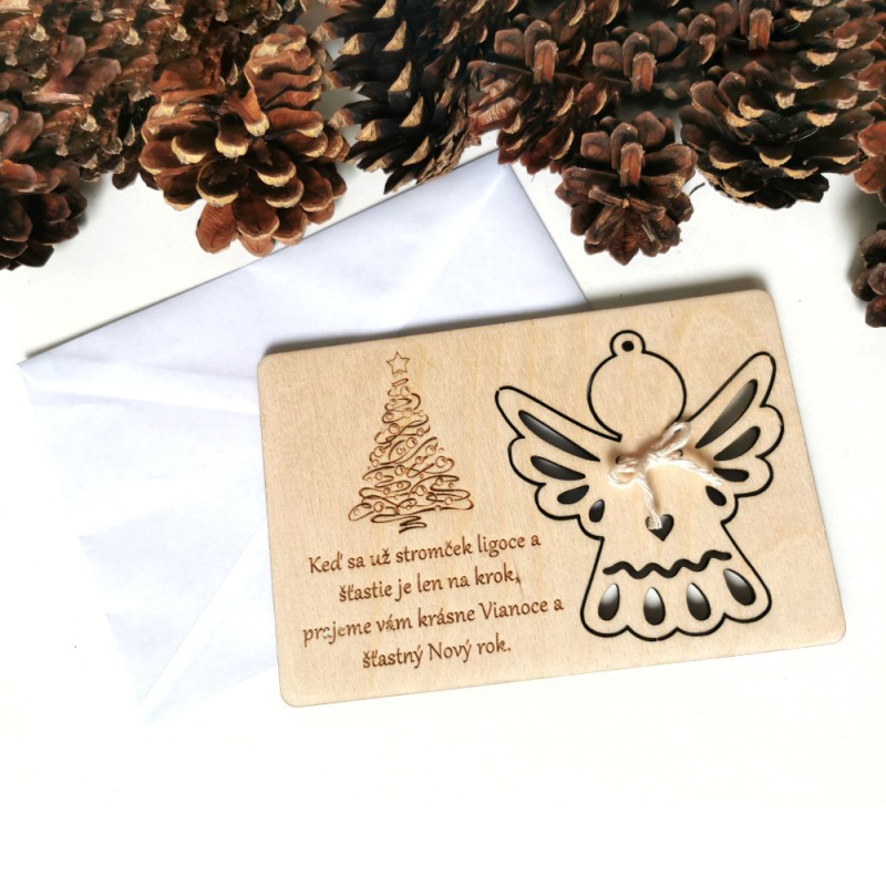 Vianočná pohľadnica s vlastným gravírovaným textom a venovaním, s vyberateľnou ozdobou anjela a s bielou obálkou.