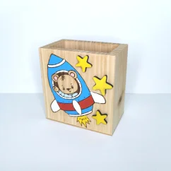 Drevený stojan na pastelky s menom - motív vesmírna raketa
