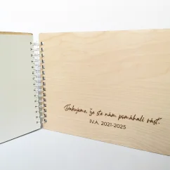 Zadná vnútorná strana albumu s vlastným gravírovaným textom.