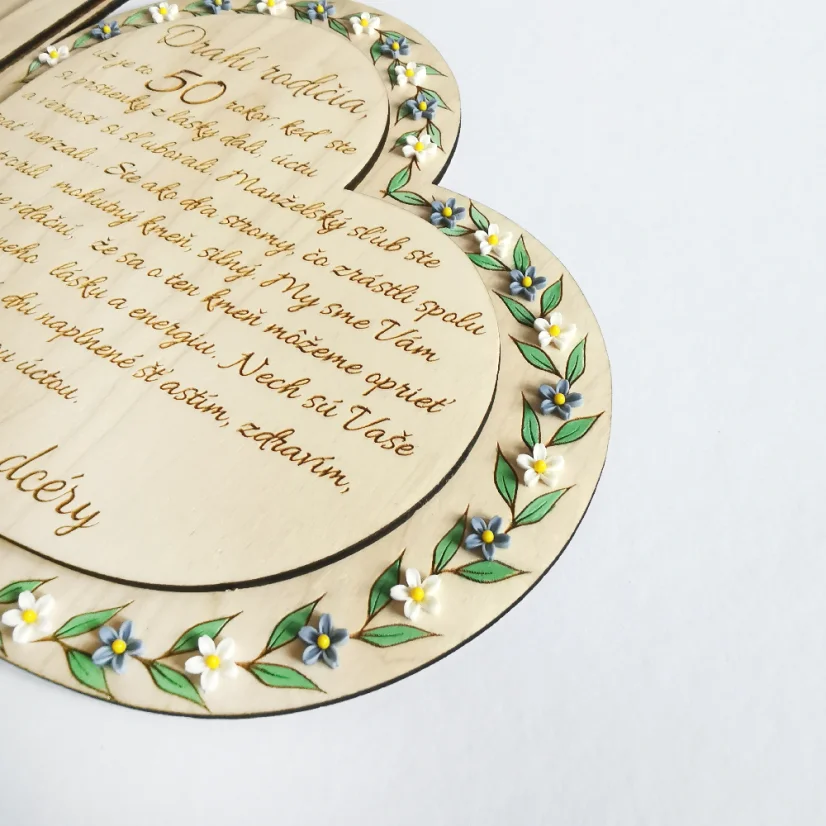 Detail srdca s gravírovaným textom.