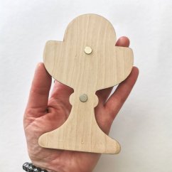 Zadná strana magnetky v tvare veľkého kalichu - ukážka magnetov.