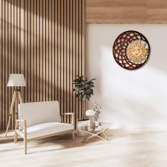 Drevená mandala na stenu s gravírovaným slnkom a mesiacom - ukážka na stene.