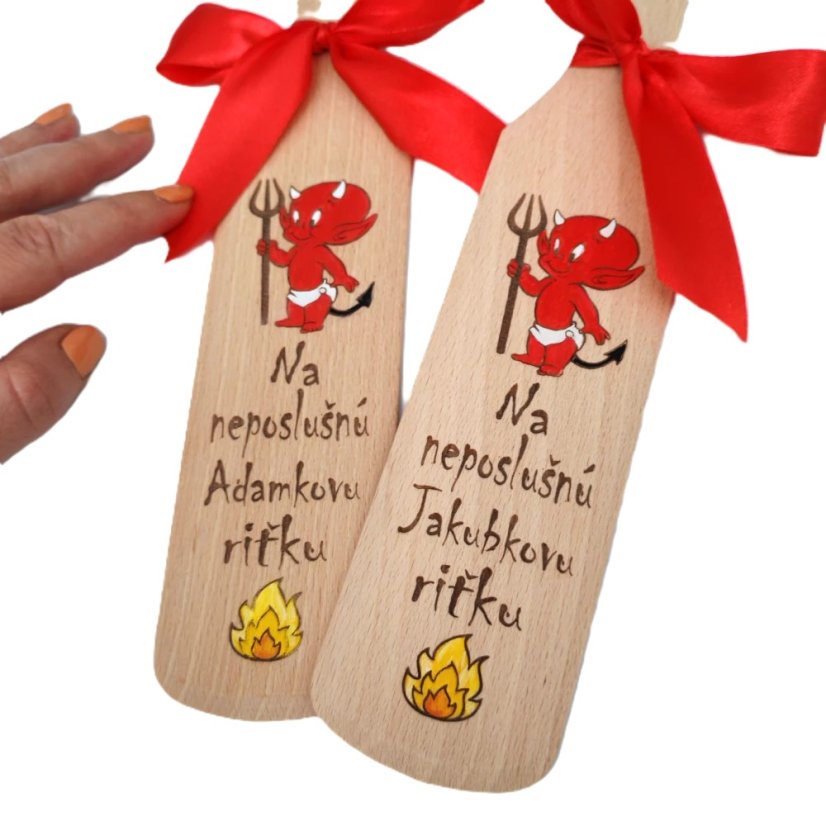 Detail gravírovanej časti mikulášskej varechy - ručne maľovaný obrázok čerta a gravírovaný text.