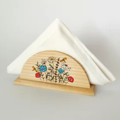 Drevený stojan na servítky s gravírovanými ručne maľovanými lúčnymi kvetmi.