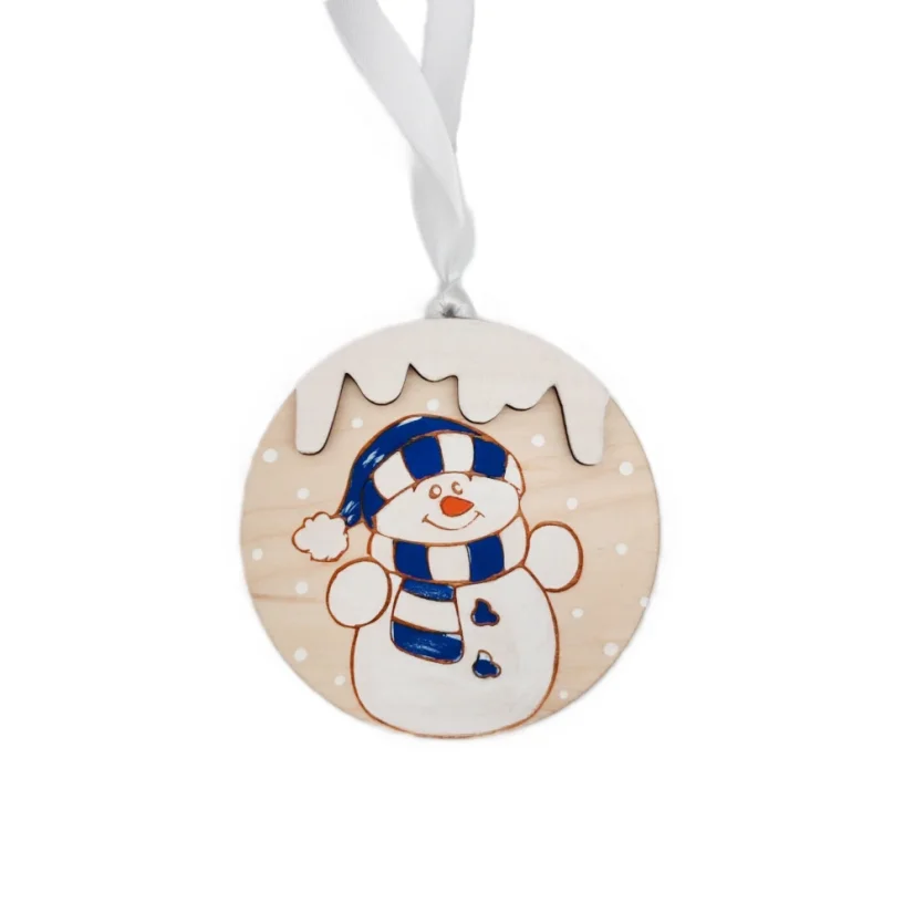 Drevená ozdoba na stromček s maľovaným snehuliakom, s bielou stuhou.