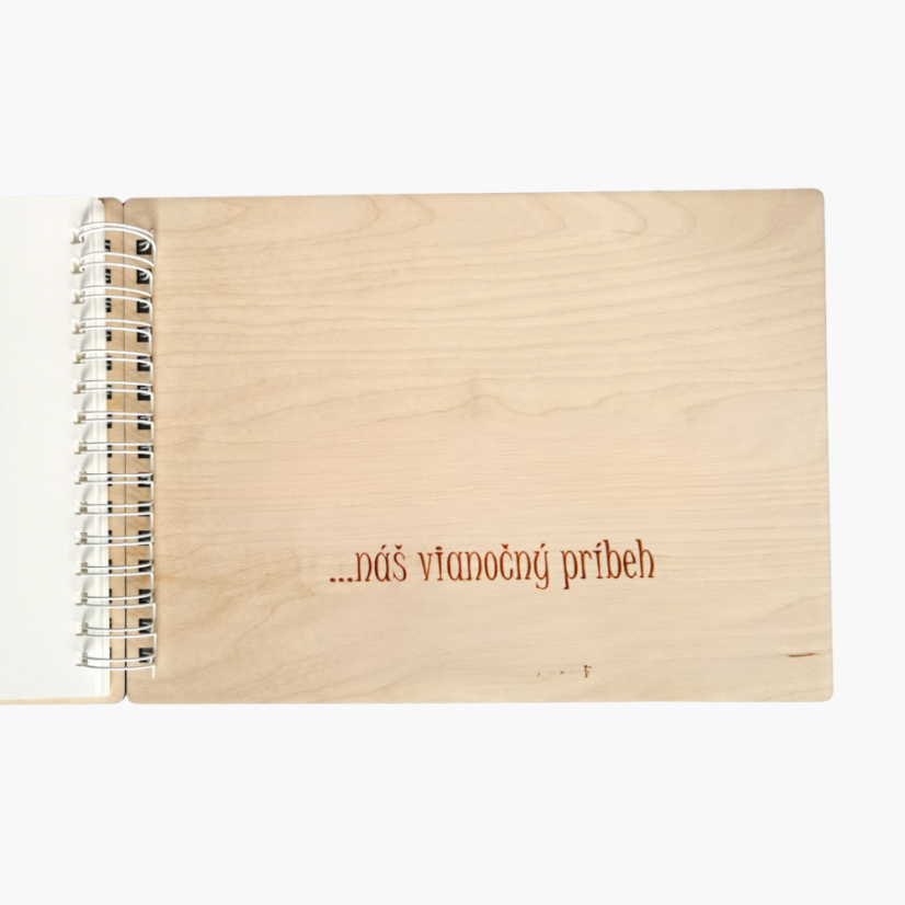 Vnútorná zadná strana dreveného albumu s gravírovaným textom "...náš vianočný príbeh"