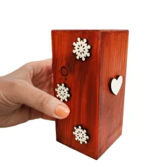 Drevený svietnik na jednu čajovú sviečku v gaštanovej lazúre zdobený po obvode bielymi výrezmi anjela a vločiek.