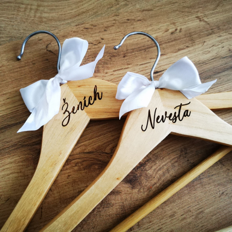 Svadobné vešiaky nevesta a ženích