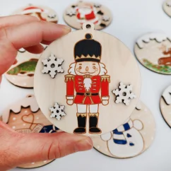 Drevené handmade ozdoby na stromček luskáčik.