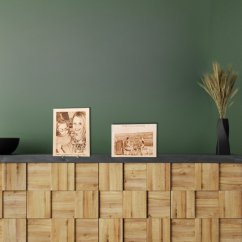 Drevená gravírovaná fotka s venovaním - ukážka v interiéri.