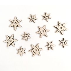 Drevené výrezy snehových vločiek rôznych veľkostí.