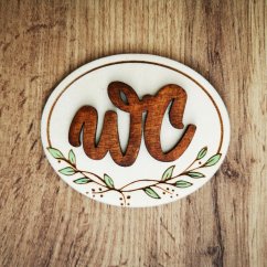 Drevená tabuľka na dvere s hnedým nápisom WC, s ručne maľovanými jemnými lístkami.