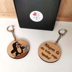 Drevená okrúhla kľúčenka s maľovaným krtkom a lopatkou, na druhej strane gravírovaný text "Milujem ťa ako krtko svoju lopatku!".
