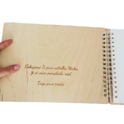 Detail vnútornej strany albumu s vlastným venovaním.