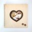 Drevený personalizovaný album s veľkým výrezom v tvare srdca s hnedým orámovaním. Drevený personalizovaný album s veľkým výrezom v tvare srdca s hnedým orámovaním.