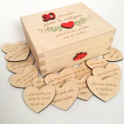 Drevená krabička s gravírovanými a maľovanými lístkami a srdiečkom a gravírovaným textom "30 dôvodov prečo ťa milujem. aj keď to zďaleka nie sú všetky". Na srdiečkach vygravírované konkrétne dôvody. Drevená krabička s gravírovanými a maľovanými lístkami a srdiečkom a gravírovaným textom "30 dôvodov prečo ťa milujem. aj keď to zďaleka nie sú všetky". Na srdiečkach vygravírované konkrétne dôvody.