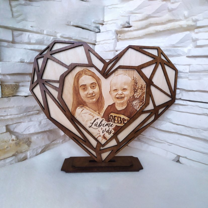 Drevená gravírovaná fotka v podstave, v tvare srdca s geometrickým ručne maľovaným hnedým orámovaním.