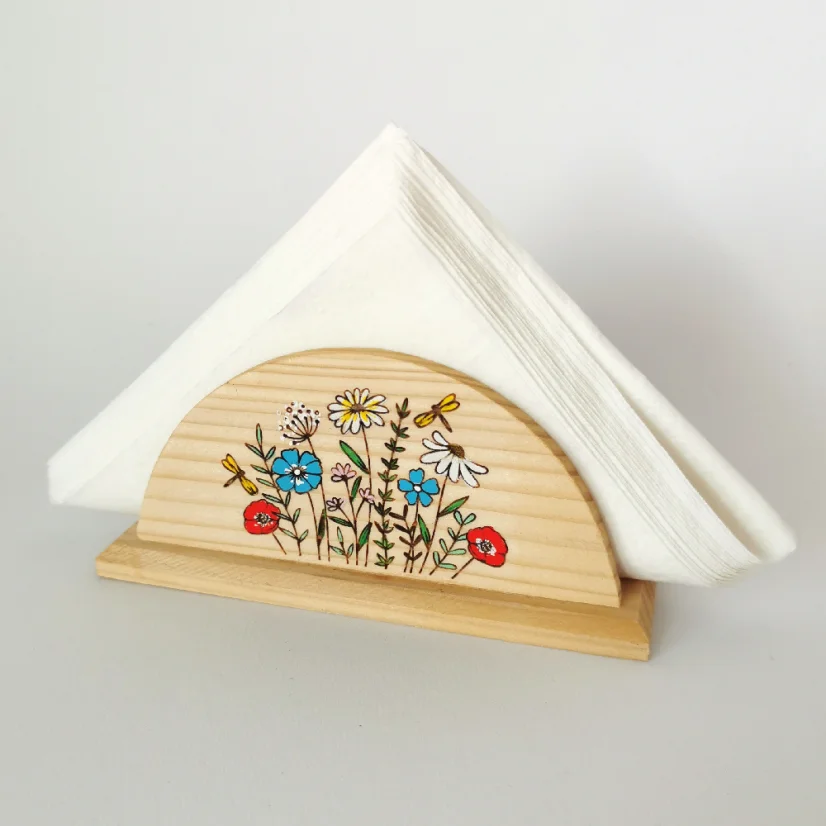 Drevený stojan na servítky s gravírovanými ručne maľovanými lúčnymi kvetmi.