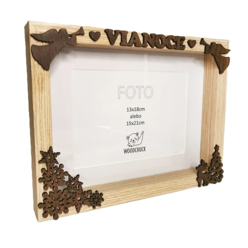 Rámik z bledého dreva s pripevnenými hnedými vianočnými výrezmi - vločky, anjeli, nápis Vianoce, srnček.