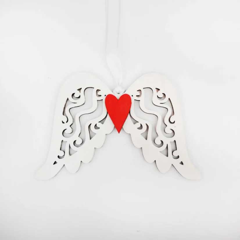 Biele drevené anjelské krídla s červeným srdiečkom.