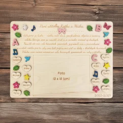 Drevená tabuľka s menami detí, gravírovaným textom, maľovanými výrezmi, v strede voľná plocha na fotku vo veľkosti 13x18cm..