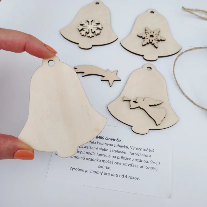 revené výrezy potrebné na výrobu štyroch kusov vlastných ozdôb.