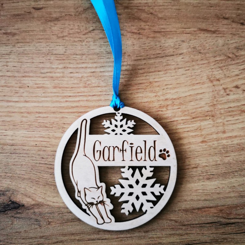 Drevená ozdoba na stromček s vyrezávanými vločkami, gravírovanou mačkou a jej menom.