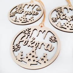 Detail drevenej vianočnej ozdoby na stromček.