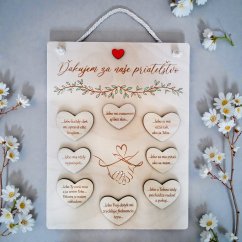 Drevená tabuľka s ôsmimi drevenými srdiečkami v ktorých je gravírovaný text podľa želania.