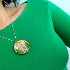 Drevený prívesok Vlk v horách