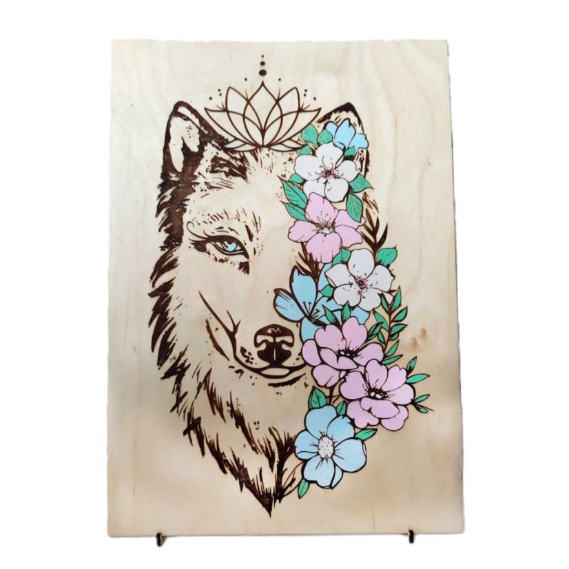 Drevený gravírovaný obraz vlka s ručne maľovanými kvetmi.