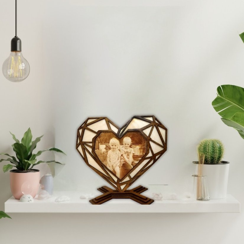 Gravírovaná fotka na dreve v tvare srdca - ukážka na poličke v interiéri.