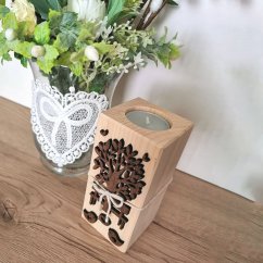 Drevený svietnik zo smreku s hnedým výrezom stromu, lavičky a vtáčikov - ukážka v interiéri.