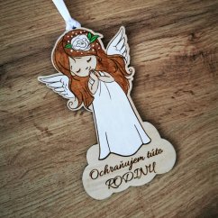 Drevený maľovaný anjel chrániaci rodinu v bielej farbe.