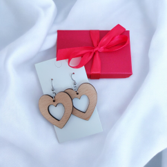  Visiace náušnice v tvare srdca v darčekovom balení.