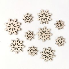 Drevené výrezy snehových vločiek rôznych veľkostí.