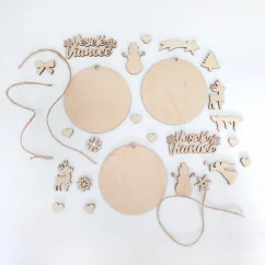 Rozložené drevené výrezy potrebné na výrobu troch kusov vlastných ozdôb. Rozložené drevené výrezy potrebné na výrobu troch kusov vlastných ozdôb.