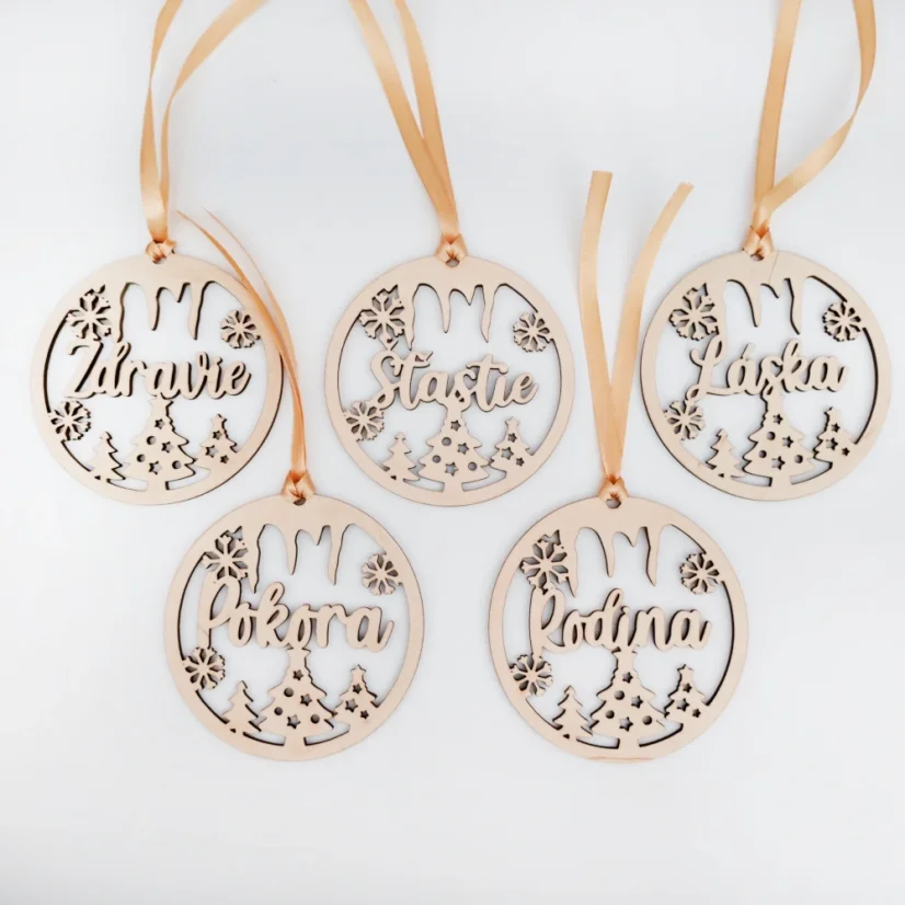 Sada drevených vianočných ozdôb s nápismi láska, rodina, zdravie, šťastie a pokora.