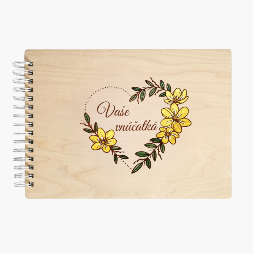 Drevený fotoalbum s kvetmi do tvaru srdca v ktorom je gravírovaný text „Vaše vnúčatá“