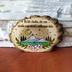 Stojaci krúžok z agátu s gravírovaným textom "Do hôr chodím preto, aby som stratila svoju myseľ a našla moju dušu.", s maľovaným motívom hôr.