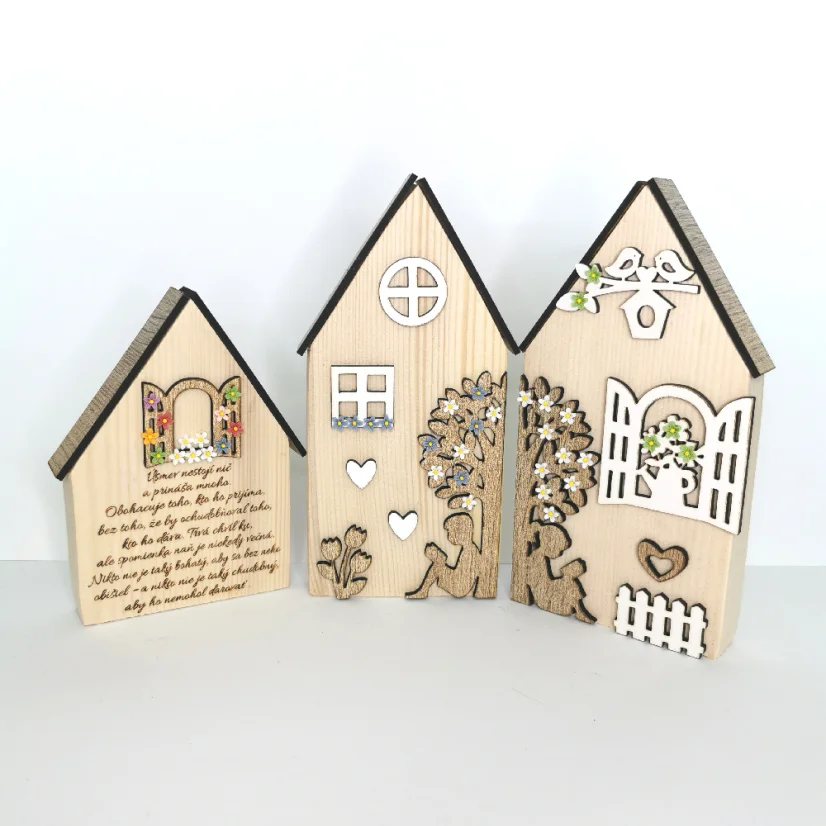 Masívne drevené domčeky zdobené výrezmi v rôznych farebných variáciách - okienka, kvety, strom, plot a s gravírovaným motivačným citátom.