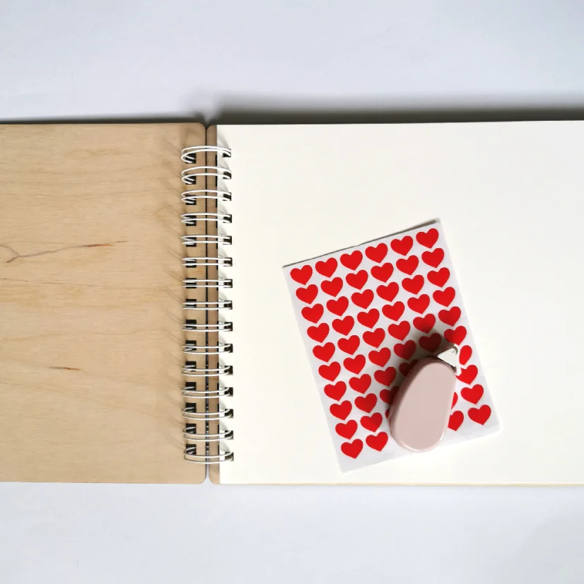 Príslušenstvo k drevenému albumu - obojstranná lepiaca páska na fotky a nálepky srdiečok.