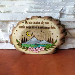 Stojaci krúžok z agátu s gravírovaným textom "Do hôr chodím preto, aby som stratila svoju myseľ a našla moju dušu.", s maľovaným motívom hôr.