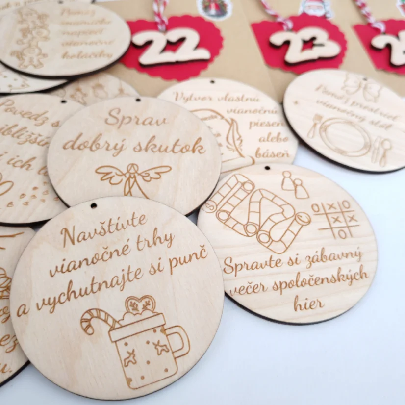 Adventný kalendár s aktivitami - kartičky s gravírovanými úlohami a súvisiacim obrázkom, kraftové vyzdobené obálky s číslami od 1 do 24.