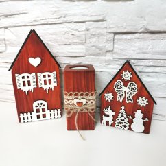 Drevený set dvoch domčekov a jedného svietnika v gaštanovej lazúre zdobený bielymi vianočnými výrezmi a vzorovou jutovou stuhou.